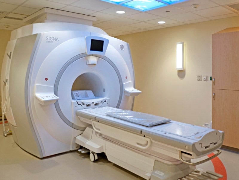 上图:医学磁共振成像(MRI)的机器