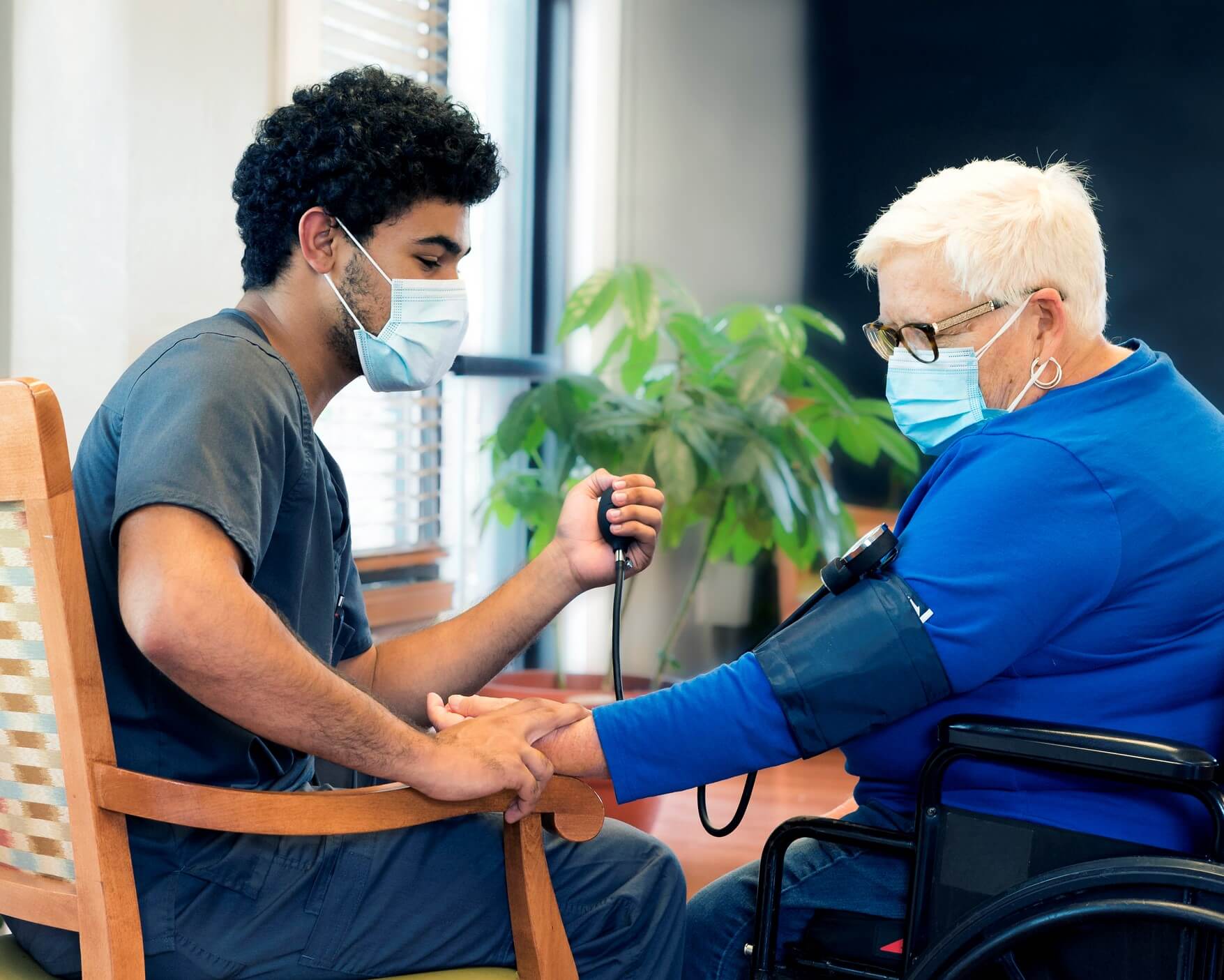 VHS CNA测量一位养老院居民的血压